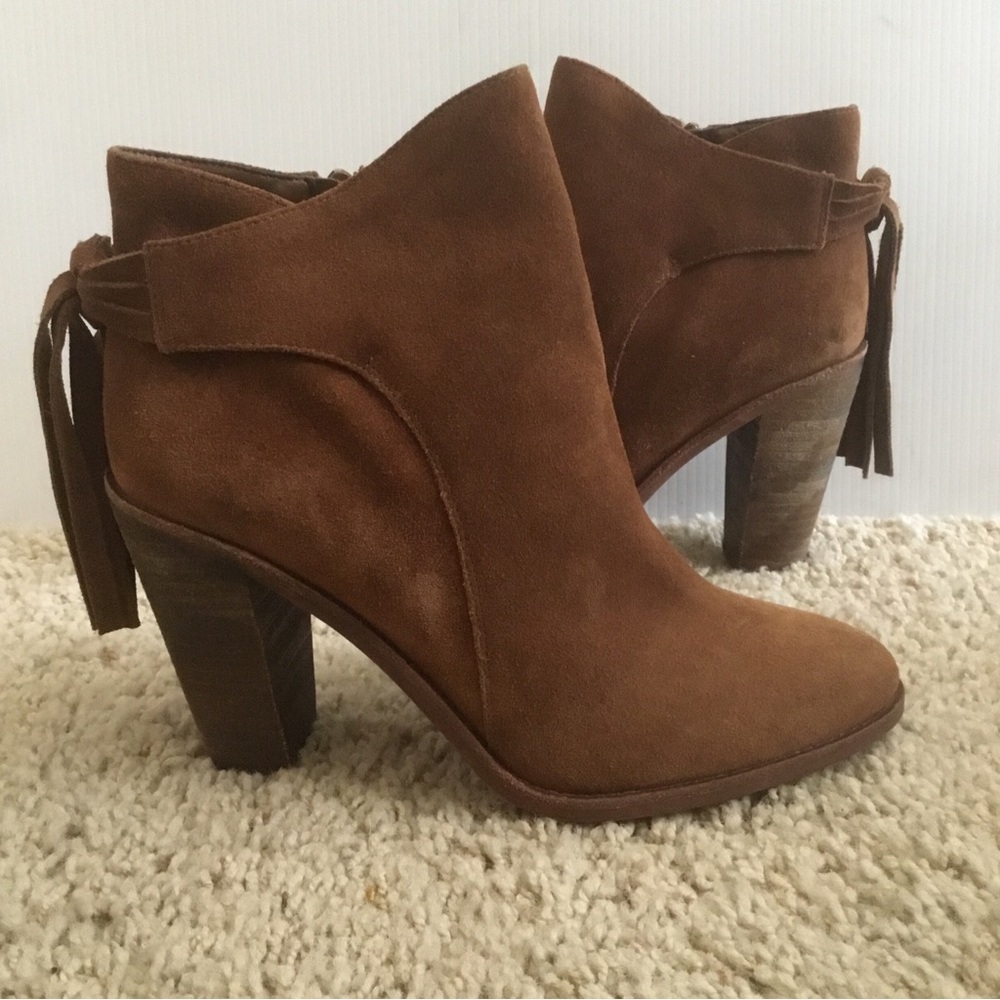 Vince Camuto Linford 8.5 Tan Brown Suede Stacked Heel Fringe Ankle Booties Boots